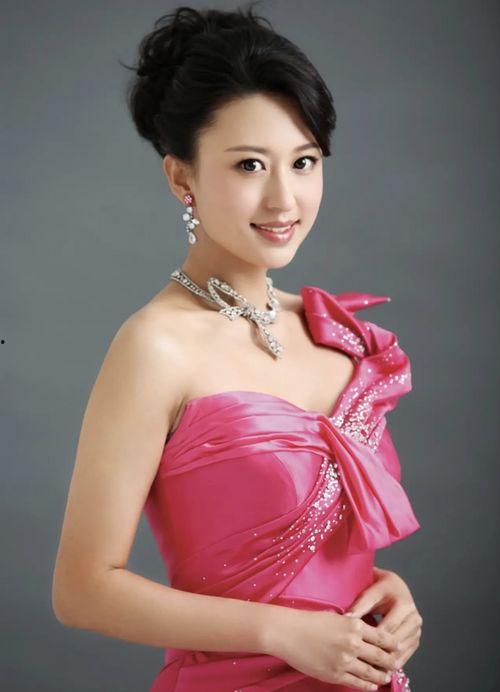 主持人御姐爆料新闻视频,揭秘新闻背后的精彩瞬间  第1张